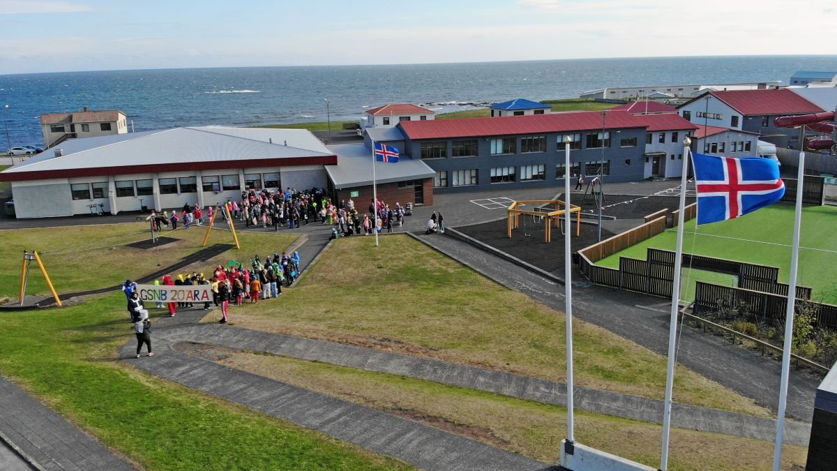 Skrúðganga í tilefni af 20 ára afmæli Grunnskóla Snæfellsbæjar.