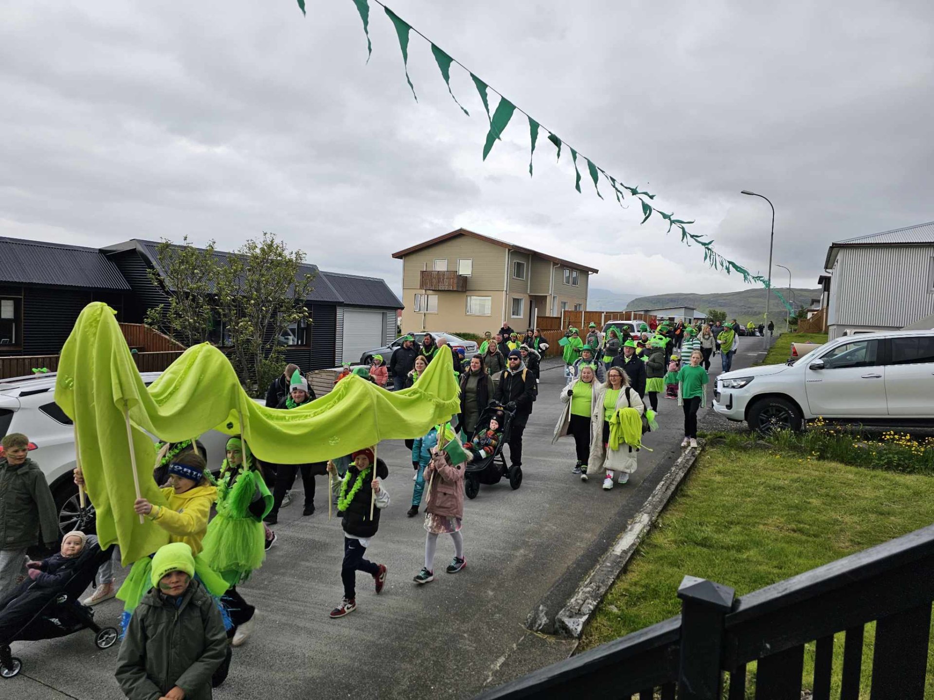 Ljósmynd: Skrúðganga í græna hverfinu á Ólafsvíkurvöku.
