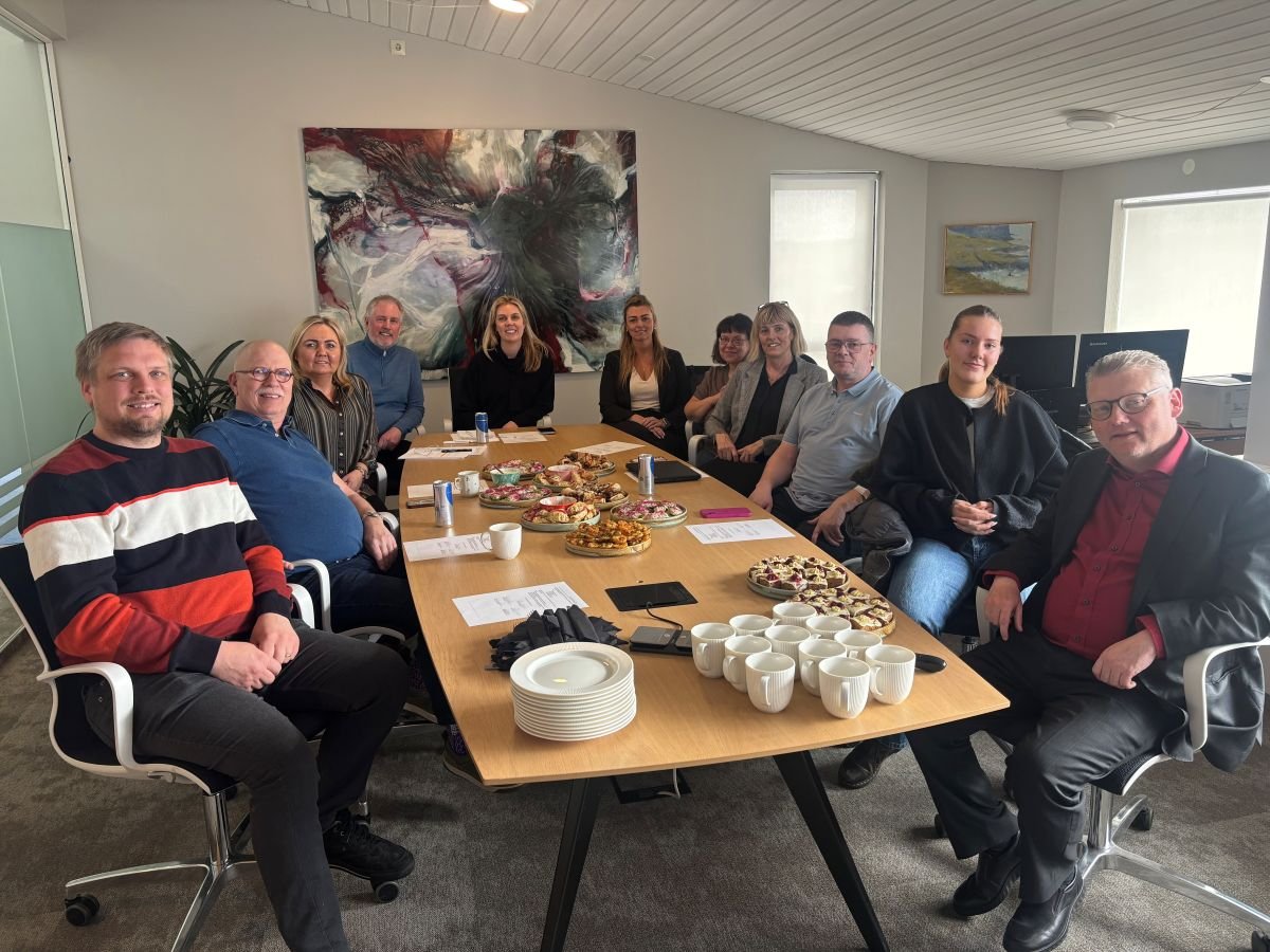 Bæjarstjórn, bæjarstjóri og bæjarritari ásamt Jónasi Gesti Jónassyni og Marinó Mortensen frá Deloitt&hellip;