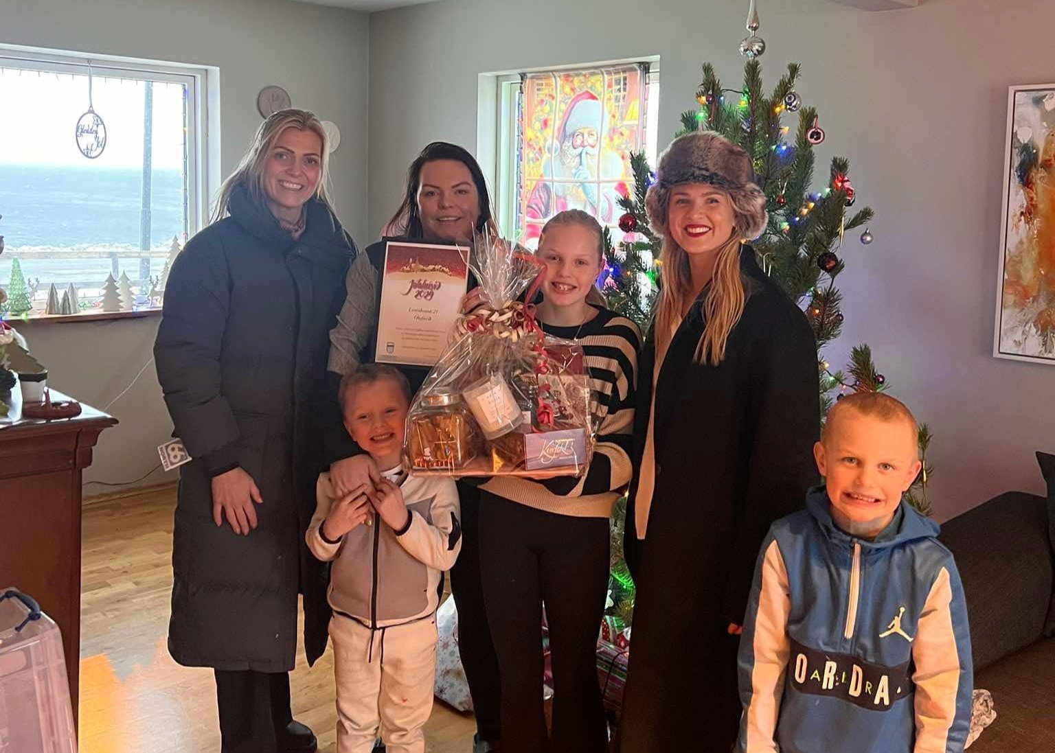 Kristín Arnfjörð og Helga Jóhannsdóttir úr menningarnefnd veita Kolfinnu og fjölskyldu viðurkenningu&hellip;