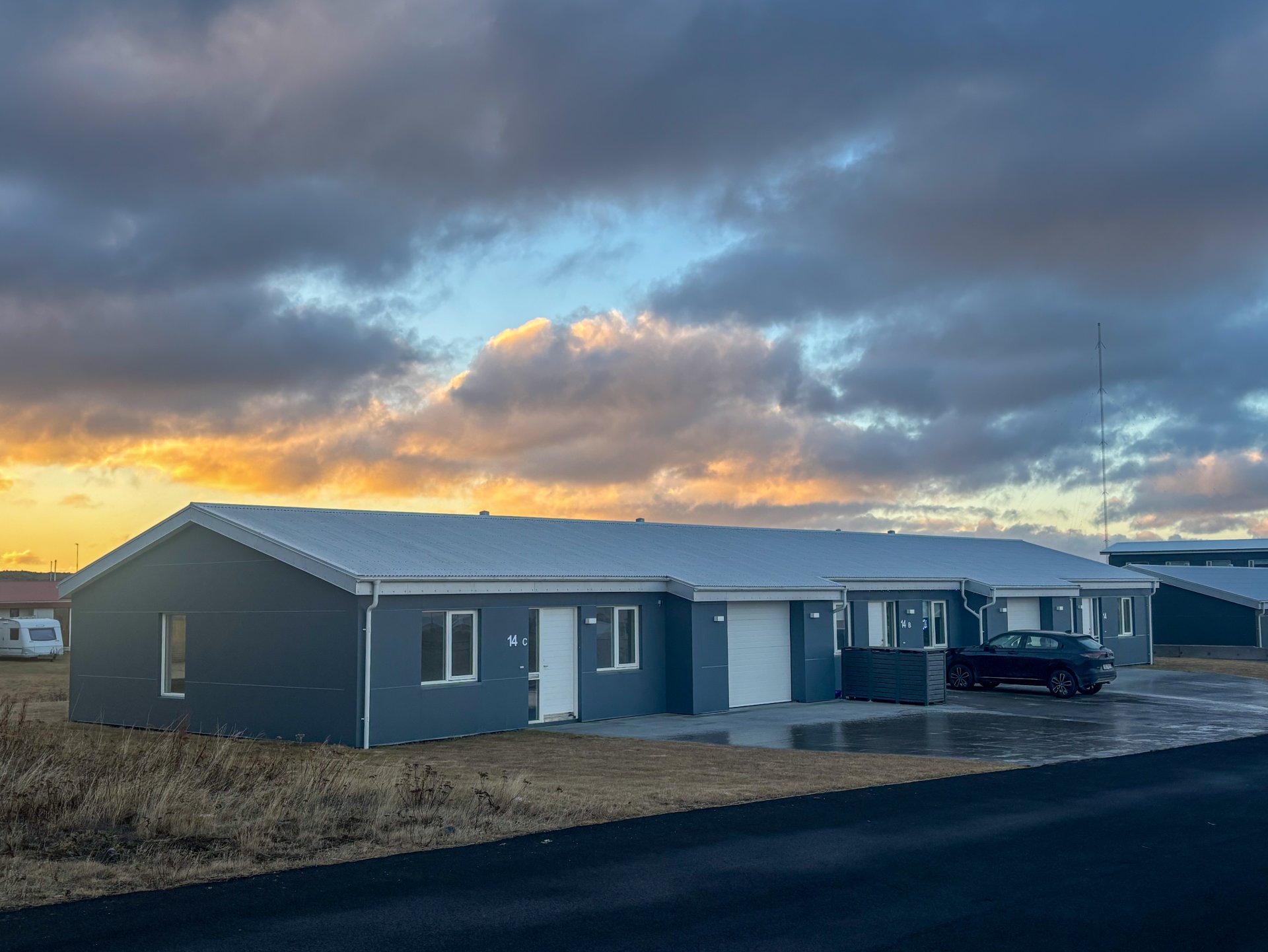 Helluhóll 14a og Helluhóll 14c eru nú leiguíbúðir fyrir 60 ára og eldri.