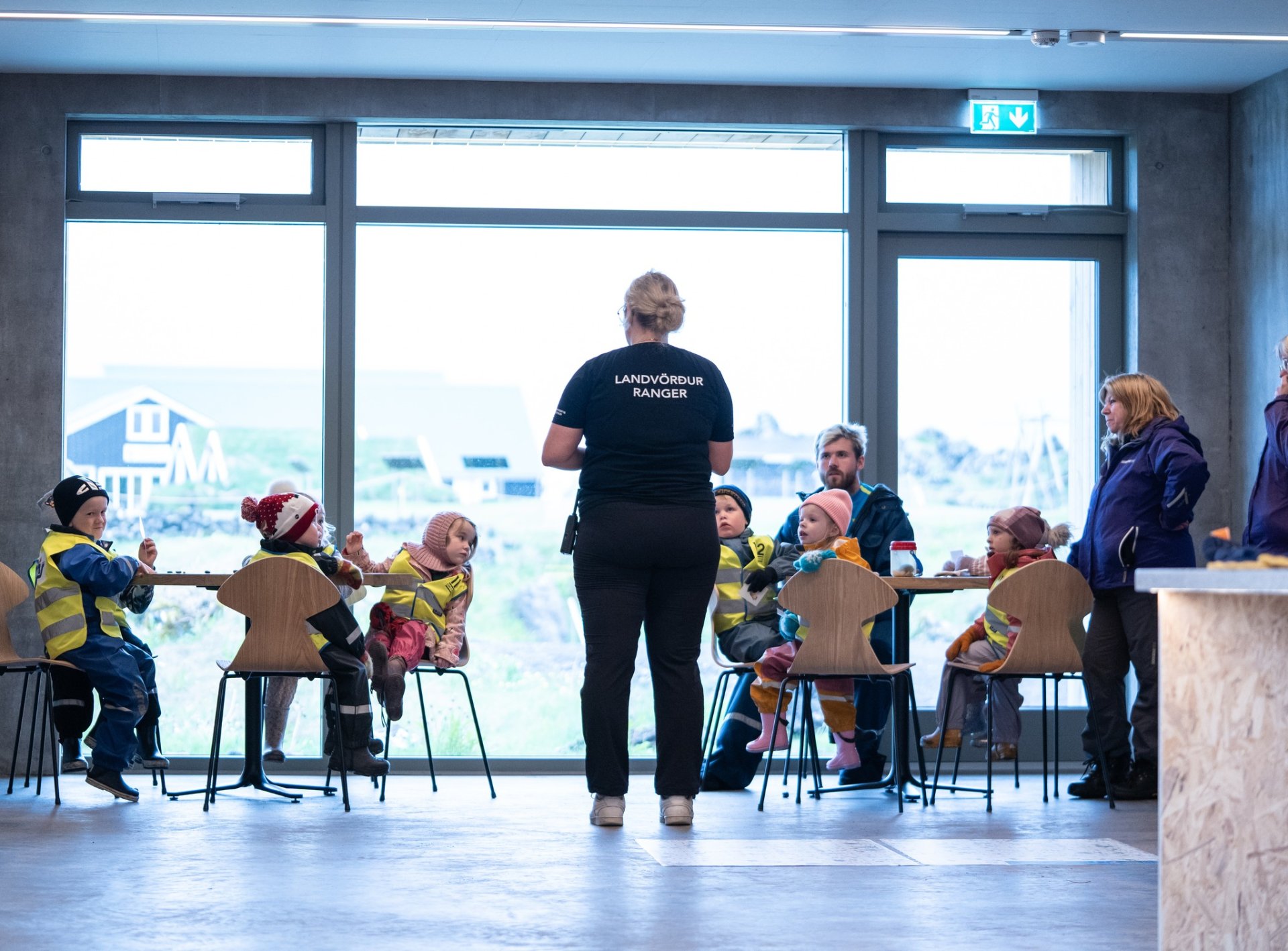 Ísabella, landvörður, sinnir fræðslu til leikskólabarna.