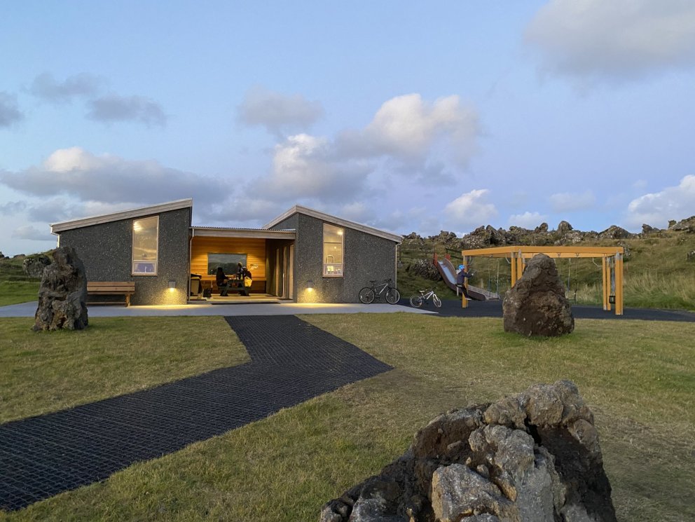 Glæsileg þjónustuhús eru á báðum tjaldsvæðum Snæfellsbæjar.