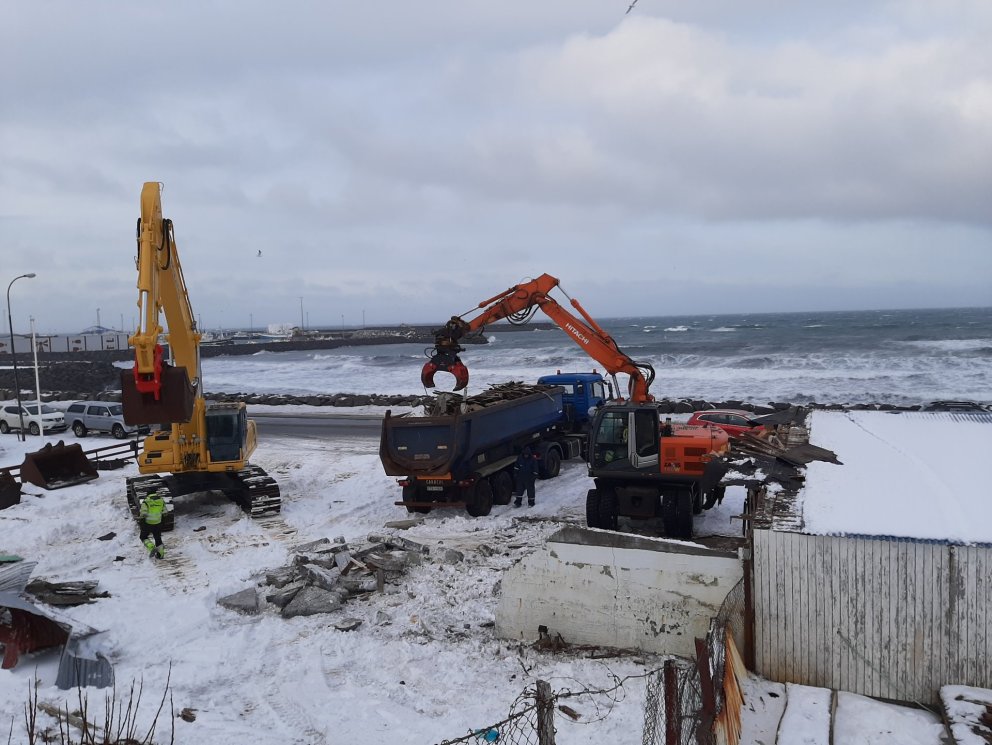 Niðurrif hafið við Ólafsbraut 62-64 í Ólafsvík