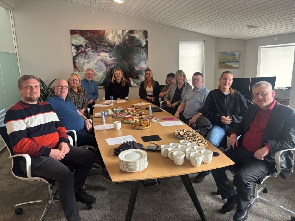 Bæjarstjórn, bæjarstjóri og bæjarritari ásamt Jónasi Gesti Jónassyni og Marinó Mortensen frá Deloitt&hellip;