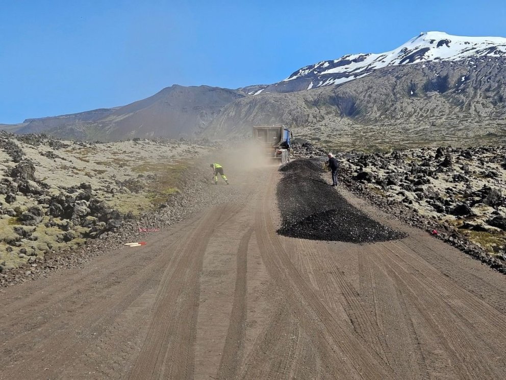 Frá vinnu við endurbætur á veginum í sumar.
