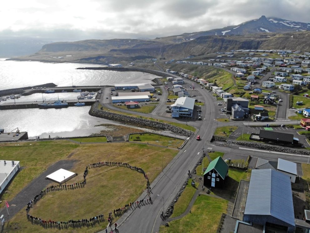 Nemendur mynda hjarta í Ólafsvík árið 2024.