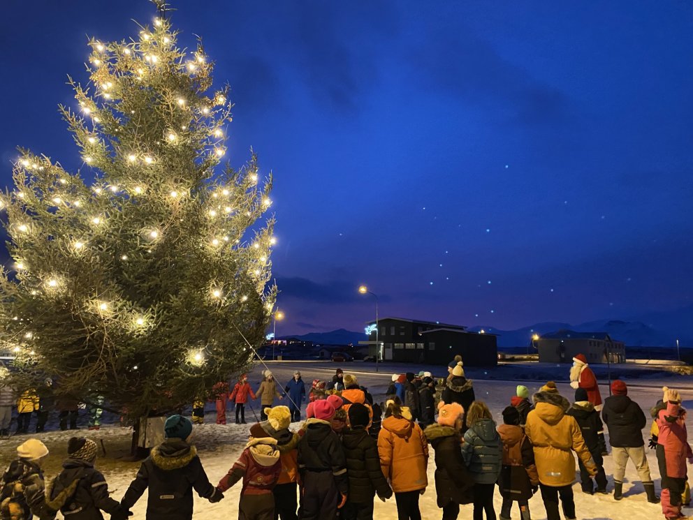 Ljós tendruð á jólatrjám föstudaginn 26. nóvember