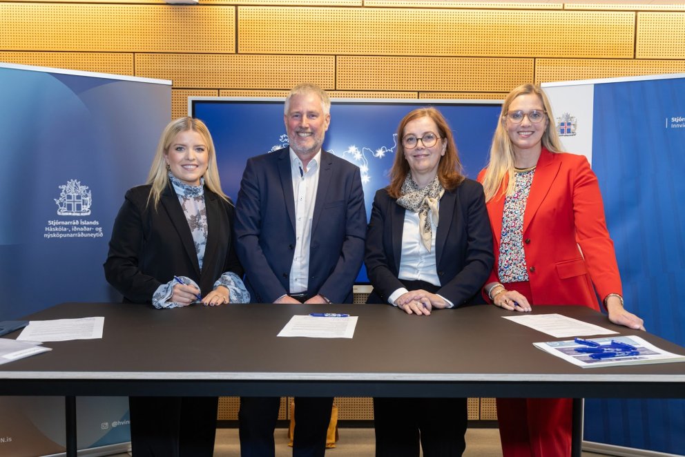 Samningur um ljósleiðararvæðingu undirritaður