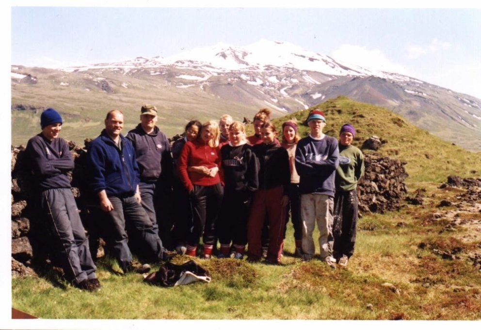 Vaskur hópur ungmenna í vinnuskóla Snæfellsbæjar skömmu eftir aldamótin.