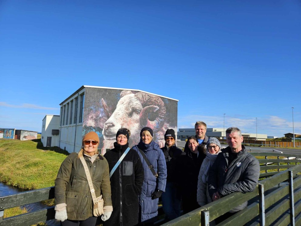 Í fallegu, en dálítið köldu, veðri fyrir framan Hrútinn á Hellissandi.