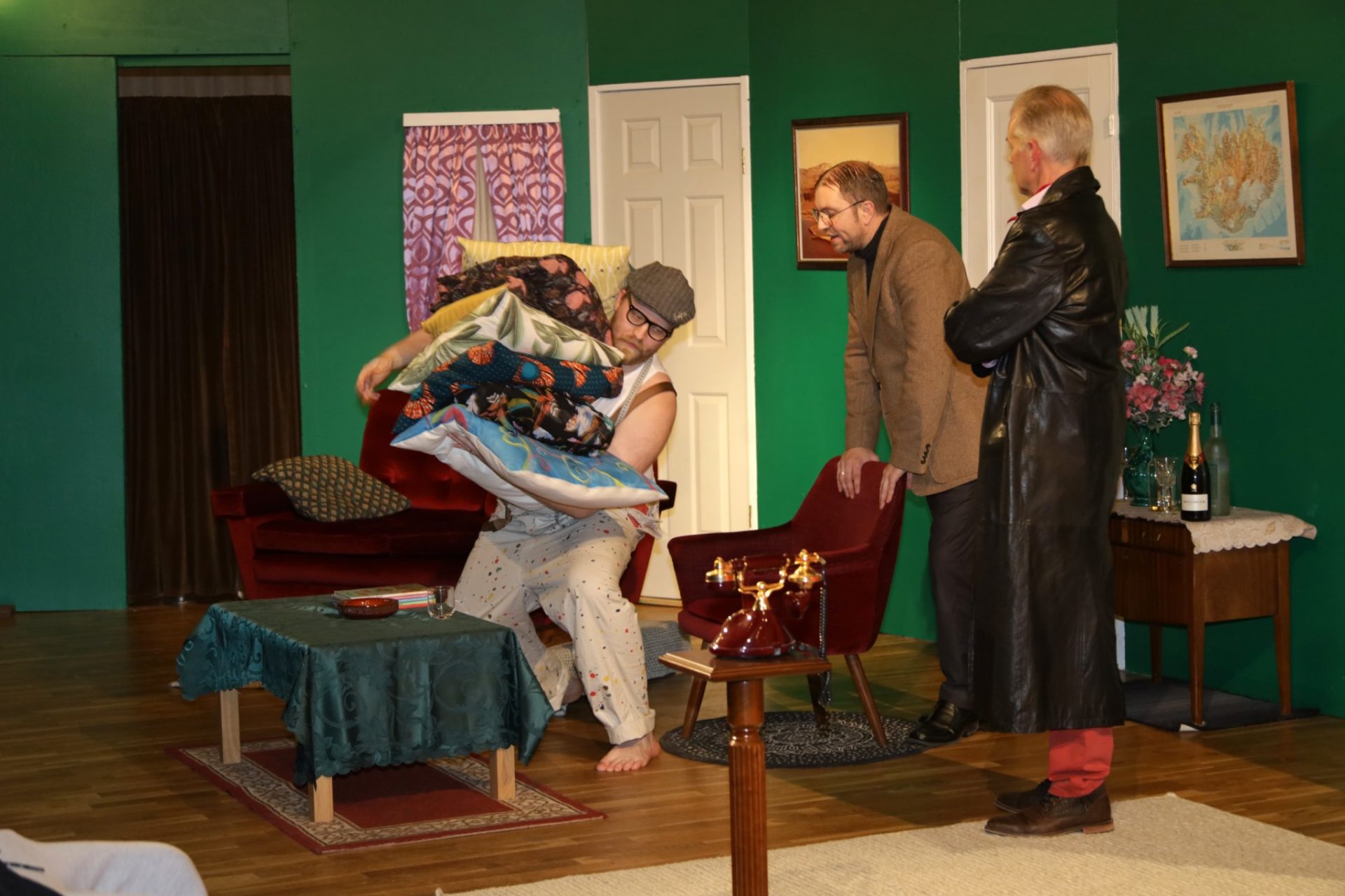 Leikfélagið Lauga við uppsetningu á leikritinu Sex í sama rúmi. Ljósmynd: Alfons Finnsson.