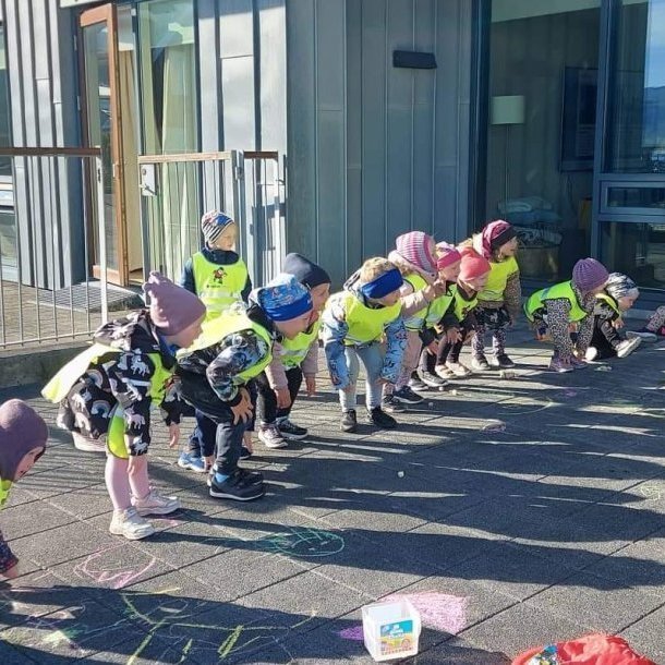 Börn á leikskólanum Krílakot í heimsókn á Jaðri.