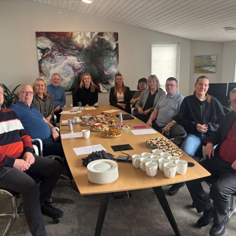 Bæjarstjórn, bæjarstjóri og bæjarritari ásamt Jónasi Gesti Jónassyni og Marinó Mortensen frá Deloitt&hellip;