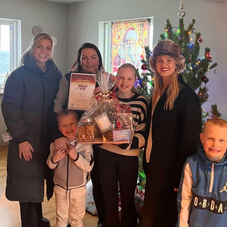 Kristín Arnfjörð og Helga Jóhannsdóttir úr menningarnefnd veita Kolfinnu og fjölskyldu viðurkenningu…