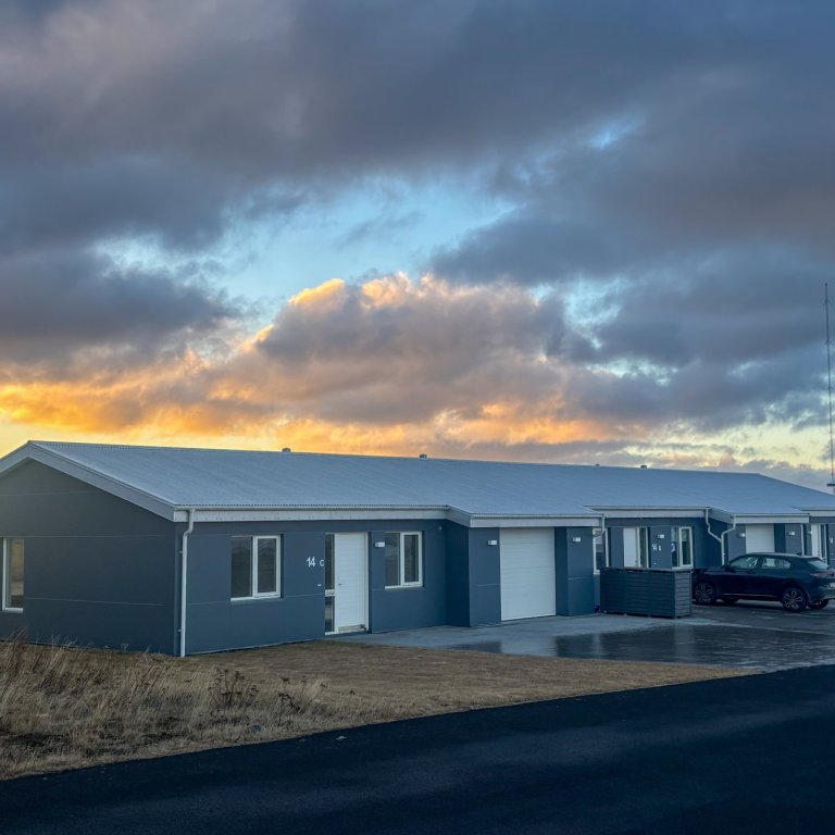 Helluhóll 14a og Helluhóll 14c eru nú leiguíbúðir fyrir 60 ára og eldri.