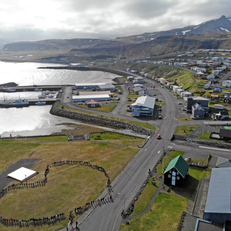 Nemendur mynda hjarta í Ólafsvík árið 2024.