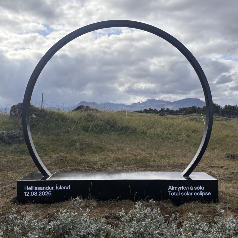Minnisvarði um almyrkvann settur upp í Snæfellsbæ