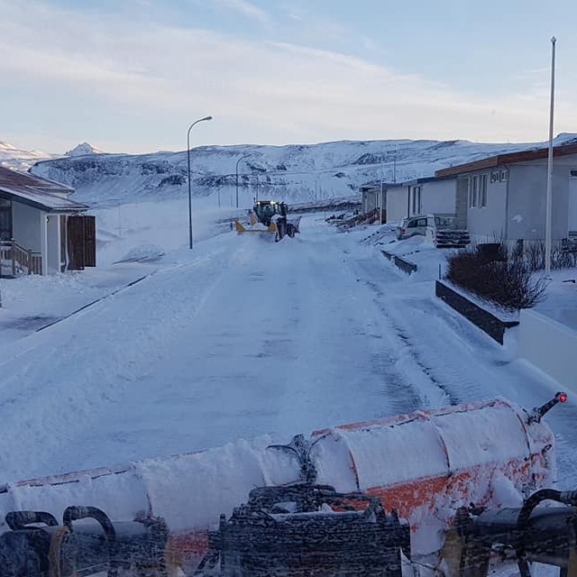Snjómokstur í þvergötum í Ólafsvík 11. mars 2026