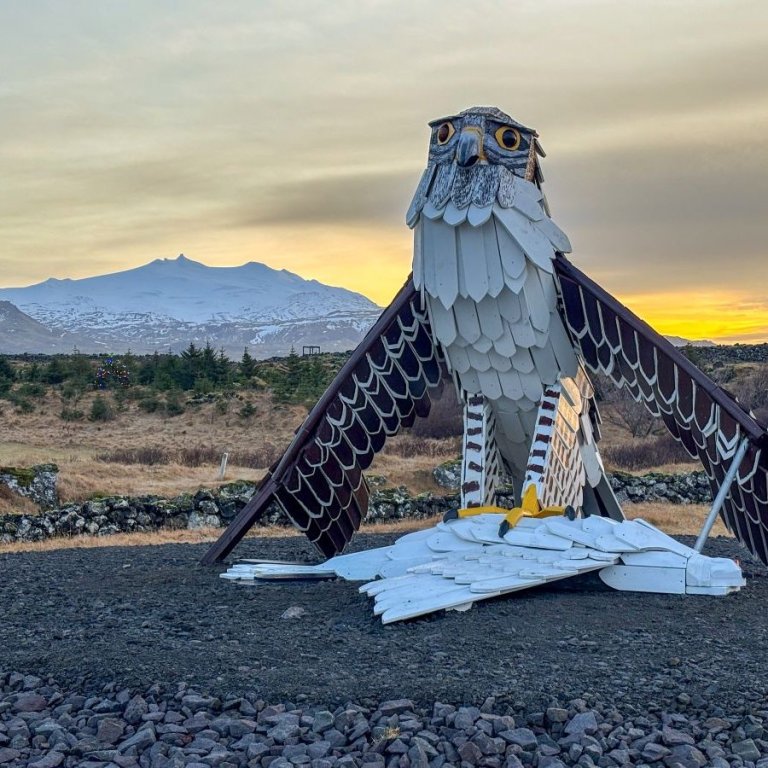 Listaverkið Valur á Hellissandi eftir Hörð Rafnsson.