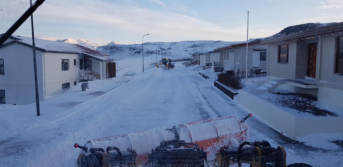Snjómokstur í þvergötum í Ólafsvík 11. mars 2026