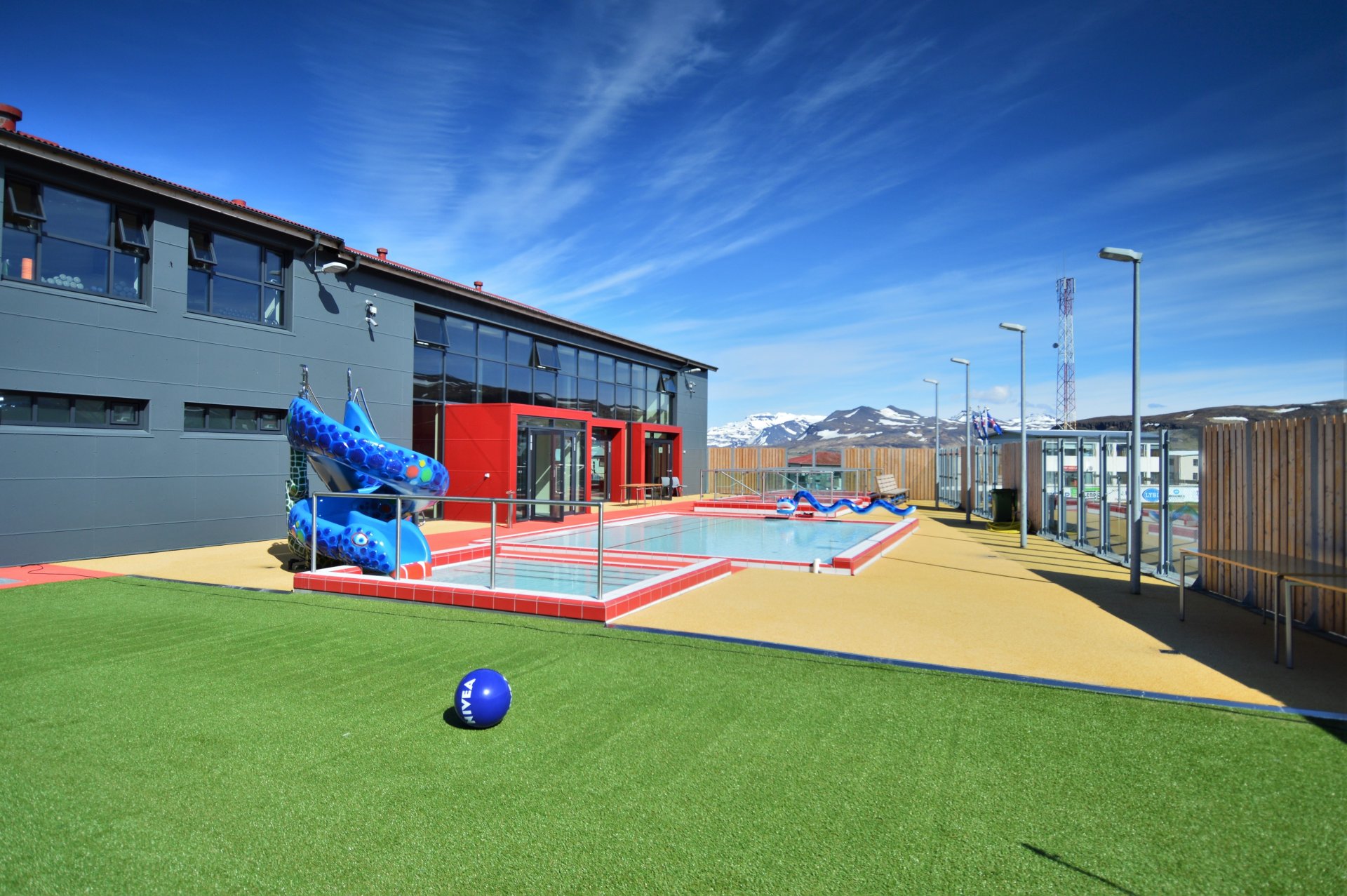 Karlkyns sundlaugarvörður óskast til starfa við sundlaug Snæfellsbæjar í sumar