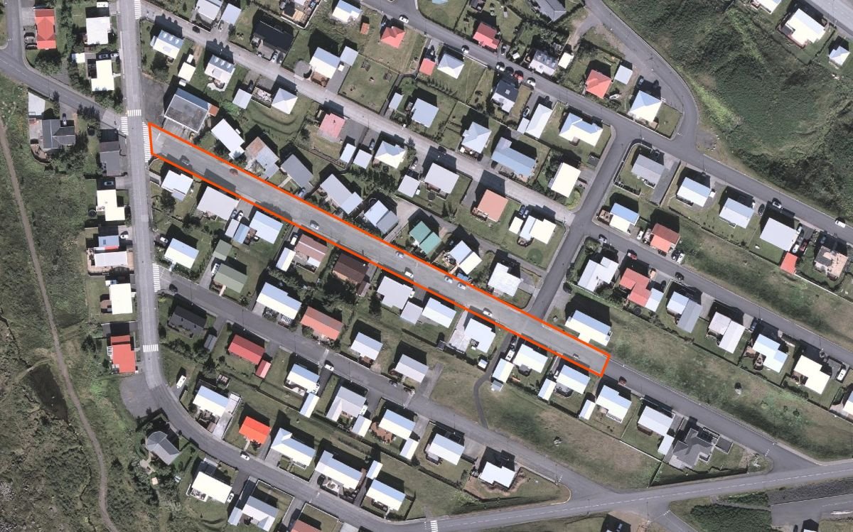 Framkvæmdasvæði er afmarkað með rauðri línu.