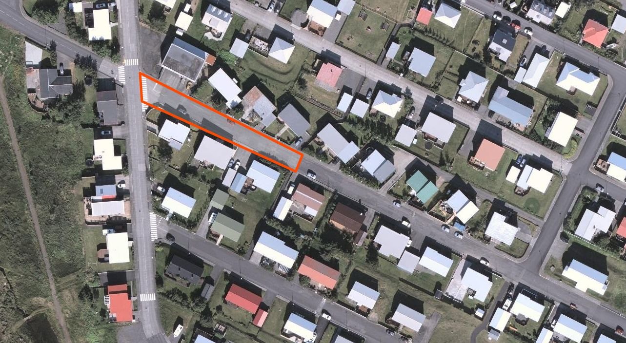 Framkvæmdasvæði er afmarkað með rauðri línu.