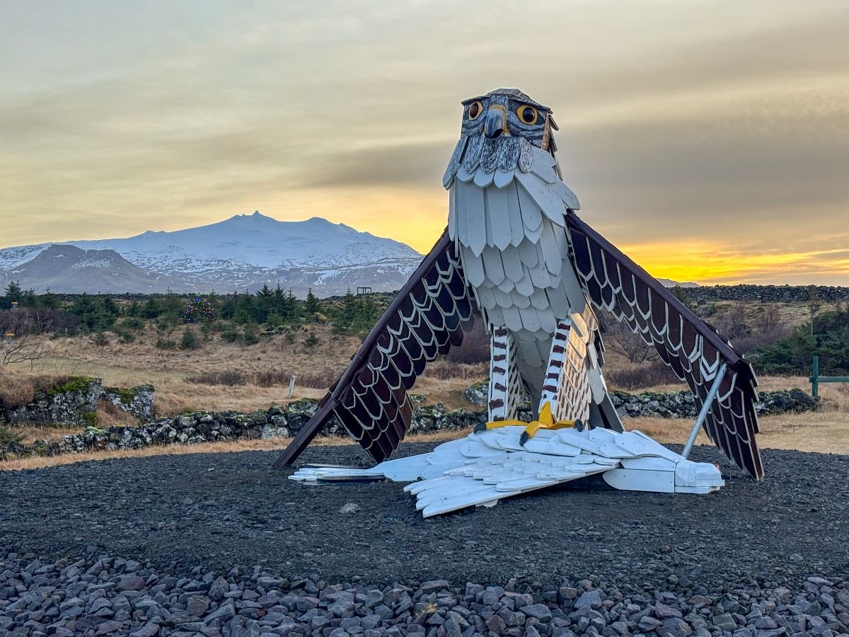 Listaverkið Valur á Hellissandi eftir Hörð Rafnsson.
